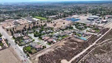San Gabriel Dağları 'nın eteklerinin güneyindeki Rancho Cucamonga' nın hava manzarası ve San Bernardino County, Kaliforniya 'daki Angeles Ulusal Ormanı..