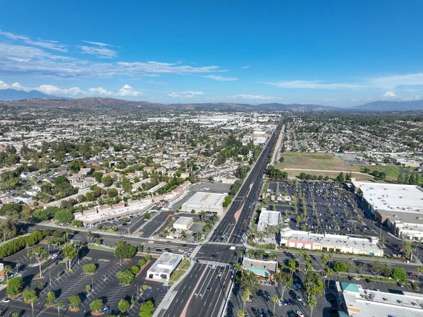 美国加利福尼亚州奥兰治县西北角拉哈布拉市的空中景观 图库照片