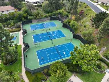 La Jolla, Califronia, ABD 'deki özel yerleşim bölgesinde tenisi olan eğlence tesislerinin hava görüntüsü. 21 Eylül 2022