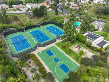 La Jolla, Califronia, ABD 'deki özel yerleşim bölgesinde tenis ve havuzu olan eğlence tesislerinin hava görüntüsü. 21 Eylül 2022