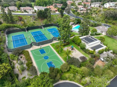 La Jolla, Califronia, ABD 'deki özel yerleşim bölgesinde tenis ve havuzu olan eğlence tesislerinin hava görüntüsü. 21 Eylül 2022