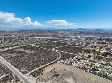 San Gabriel Dağları 'nın eteklerinin güneyindeki Rancho Cucamonga' nın hava manzarası ve San Bernardino County, Kaliforniya 'daki Angeles Ulusal Ormanı..