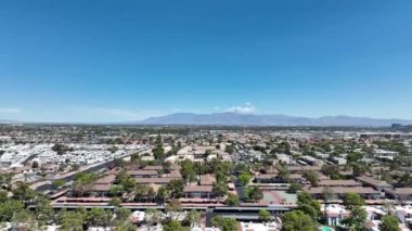 Las Vegas 'taki kentsel banliyö topluluklarında sokakları, çatıları ve evleri olan hava manzarası. 