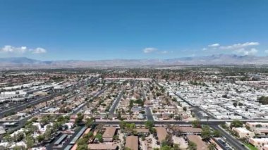 Las Vegas 'taki kentsel banliyö topluluklarında sokakları, çatıları ve evleri olan hava manzarası. 