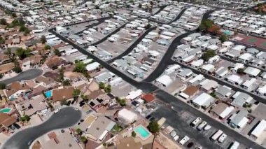 Las Vegas 'taki kentsel banliyö topluluklarında sokakları, çatıları ve evleri olan hava manzarası. 