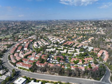 Carlsbad, North County San Diego, Kaliforniya 'daki orta sınıf mahallesinin hava manzarası, ABD.