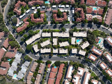 Kuzey Bölgesi, San Diego, Kaliforniya, ABD 'deki orta sınıf toplum dairesinin hava manzarası..
