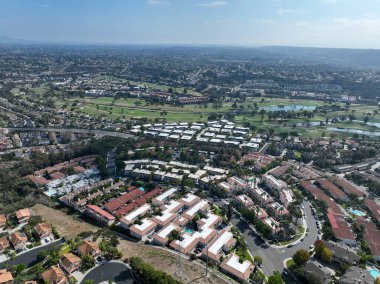 Carlsbad, North County San Diego, Kaliforniya 'daki orta sınıf mahallesinin hava manzarası, ABD.
