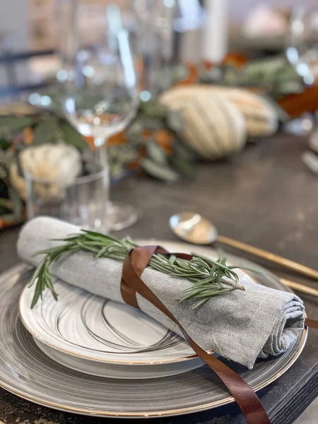 新鮮なカボチャと花を部屋に入れた秋のテーブルセッティング 感謝祭のコンセプト — ストック写真
