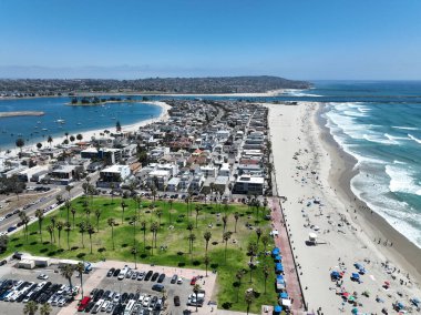 Mission Bay 'in havadan görüntüsü ve San Diego, California' daki plaj. ABD. Ünlü turizm beldesi