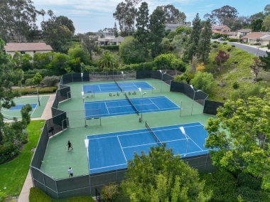 La Jolla, Califronia, ABD 'deki özel yerleşim bölgesinde tenisi olan eğlence tesislerinin hava görüntüsü. 21 Eylül 2022