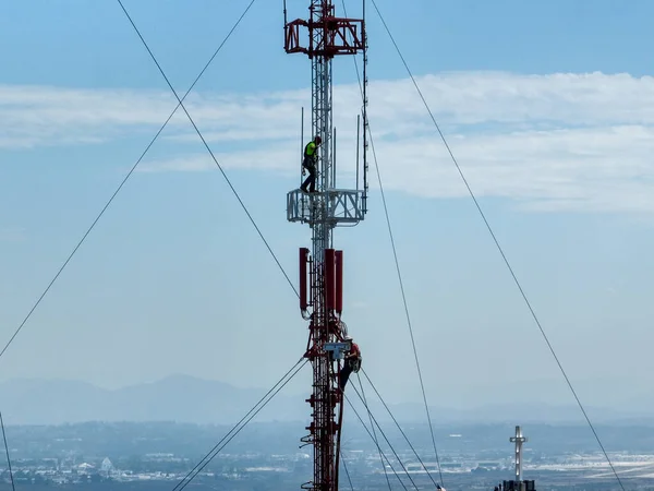 Ingeniero Con Equipo Seguridad Torre Alta Para Mantenimiento Comunicaciones Telecomunicaciones — Foto de Stock