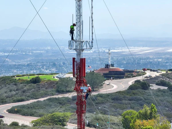 负责高塔安全设备的工程师 负责电信通信维修工作 美国南加州圣地亚哥 2022年9月21日 图库图片