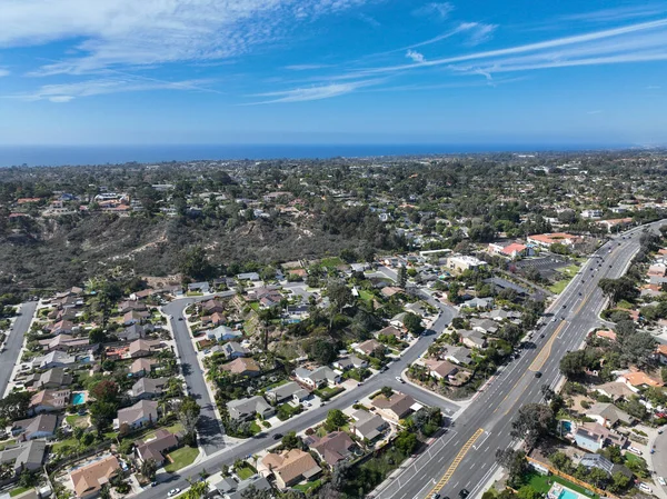 美国南加州圣地亚哥县北部富裕地区的鸟瞰屋 免版税图库照片