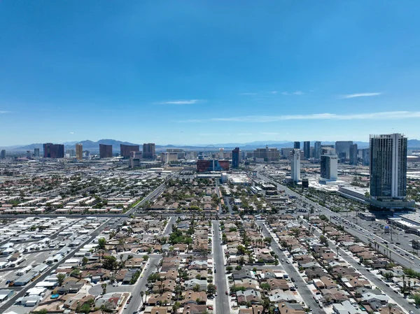 从空中俯瞰内华达州拉斯维加斯市郊社区 屋顶和住宅 美国拉斯维加斯 2022年11月15日 图库图片