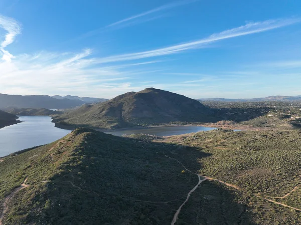 从加利福尼亚州波纳多山顶看Hodges湖和圣地亚哥县北部内陆景观 免版税图库图片