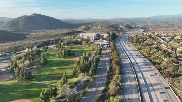 环绕着房屋的高速公路的空中景观 15号州际公路的车辆行驶情况 美国加利福尼亚州圣地亚哥 — 图库视频影像