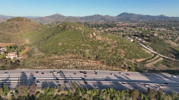 环绕着房屋的高速公路的空中景观 15号州际公路的车辆行驶情况 美国加利福尼亚州圣地亚哥 — 图库视频影像