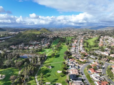 Rancho Bernardo, San Diego County, Kaliforniya 'da bulutlu bir günde golf ve vadiyle çevrili yerleşim yerlerinin hava görüntüsü. ABD. 