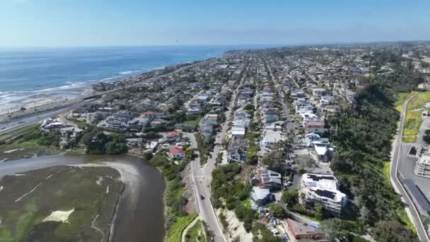 美国南加州以海洋为背景的Encinitas小镇的空中景观 — 图库视频影像
