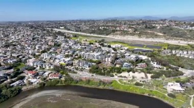 San Diego Güney Kaliforniya 'daki Varlıklı Encinitas kasabasının hava manzarası, ABD. 