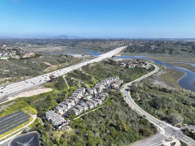 San Diego Güney Kaliforniya 'daki Varlıklı Encinitas kasabasının hava manzarası, ABD. 