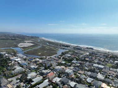 San Diego Güney Kaliforniya 'daki Varlıklı Encinitas kasabasının hava manzarası, ABD. 