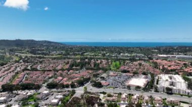 San Diego 'daki evler ve apartmanlar üzerinde hava manzarası ve arka planda okyanus, Kaliforniya, ABD