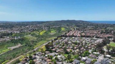San Diego 'daki evler ve apartmanlar üzerinde hava manzarası ve arka planda okyanus, Kaliforniya, ABD