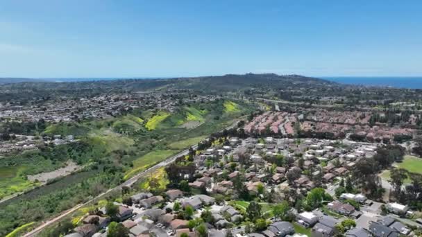 Vista Aérea Sobre Casas Condominios San Diego Océano Fondo California — Vídeos de Stock