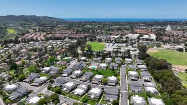 Вид Повітря Над Будинками Кондомініонами Сан Дієго Океаном Задньому Плані — стокове відео