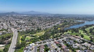 San Diego, Kaliforniya 'daki Murray Gölü çevresindeki evin havadan görüntüsü.