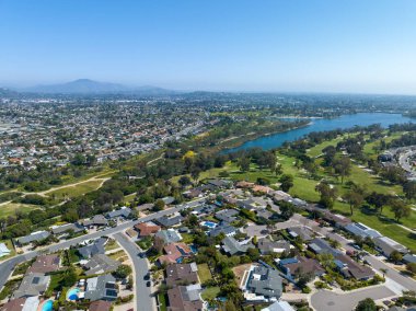 San Diego, Kaliforniya 'daki Murray Gölü çevresindeki evin havadan görüntüsü.