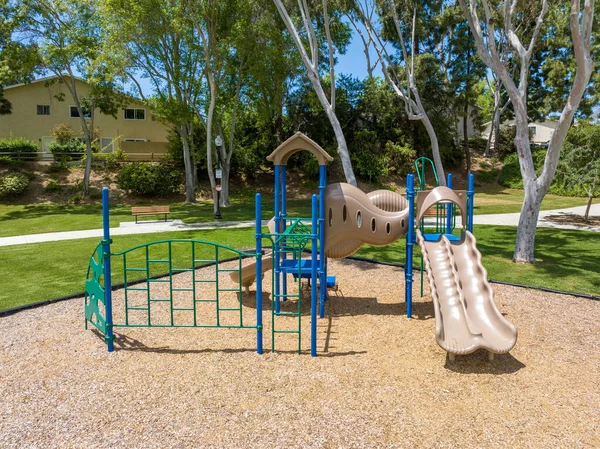 アメリカカリフォルニア州ラホヤの民間住宅街で子供たちと遊び場のレクリエーション施設の空中ビュー 2022年4月15日 — ストック写真