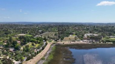 Su deposu üzerindeki hava manzarası ve su tutan büyük bir baraj. Rancho Santa Fe, San Diego, California, ABD