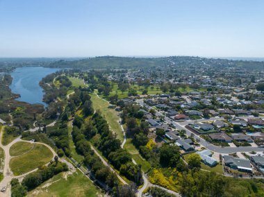San Diego, Kaliforniya 'daki Murray Gölü çevresindeki evin havadan görüntüsü.