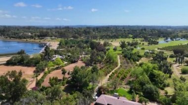 Su deposu üzerindeki hava manzarası ve su tutan büyük bir baraj. Rancho Santa Fe, San Diego, California, ABD