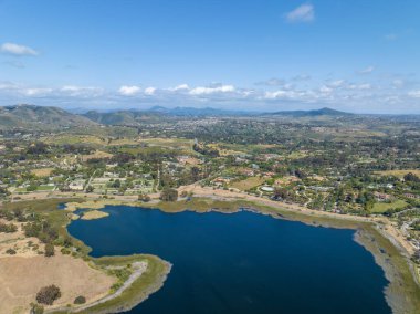 Su deposu üzerindeki hava manzarası ve su tutan büyük bir baraj. Rancho Santa Fe, San Diego, California, ABD