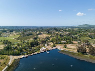 Su deposu üzerindeki hava manzarası ve su tutan büyük bir baraj. Rancho Santa Fe, San Diego, California, ABD