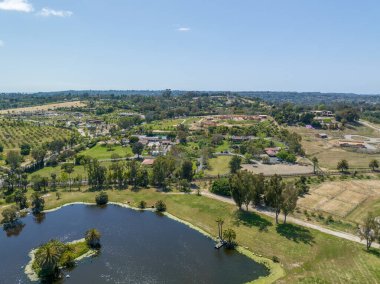 Su deposu üzerindeki hava manzarası ve su tutan büyük bir baraj. Rancho Santa Fe, San Diego, California, ABD