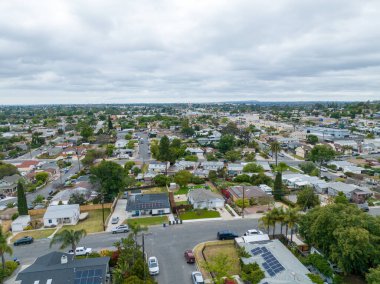 San Diego, Kaliforniya 'daki La Mesa City' de gri gökyüzü olan evin havadan görünüşü, ABD