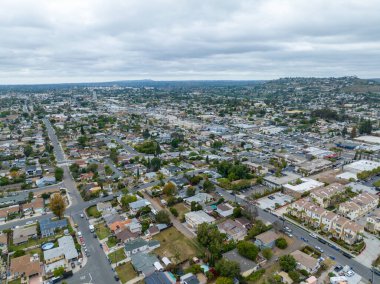 San Diego, Kaliforniya 'daki La Mesa City' de gri gökyüzü olan evin havadan görünüşü, ABD