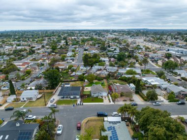 San Diego, Kaliforniya 'daki La Mesa City' de gri gökyüzü olan evin havadan görünüşü, ABD