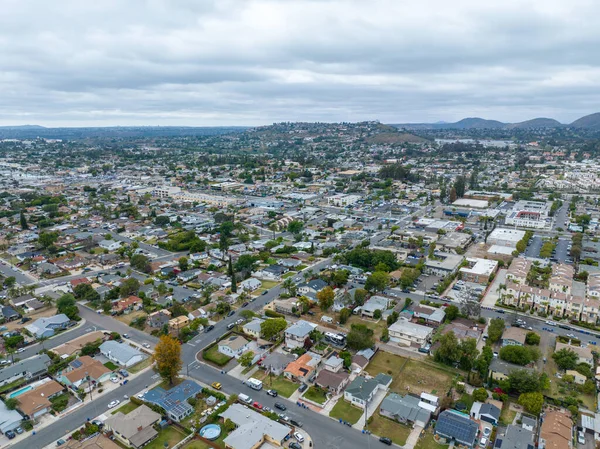 美国加利福尼亚州圣地亚哥市拉梅萨市灰天房屋的空中景观 — 图库照片