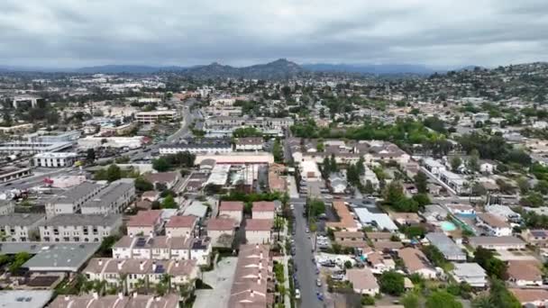 Vista Aérea Casa Con Cielo Gris Mesa City San Diego — Vídeo de stock