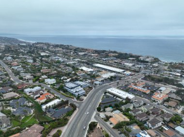 Del Mar kıyı şeridi ve plajının havadan görüntüsü, San Diego County, Kaliforniya, ABD. Pasifik Okyanusu 