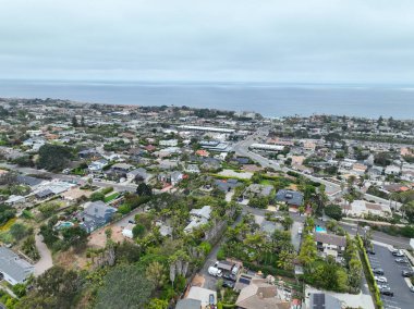 Del Mar kıyı şeridi ve plajının havadan görüntüsü, San Diego County, Kaliforniya, ABD. Pasifik Okyanusu 