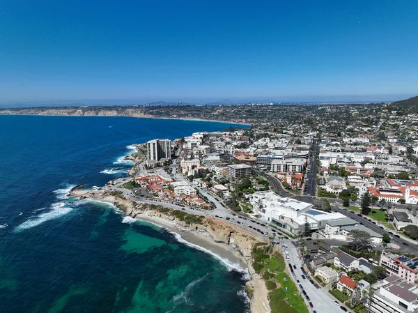 San Diego California 'daki La Jolla koyunun ve plajın havadan görüntüsü. ABD 'de seyahat hedefi