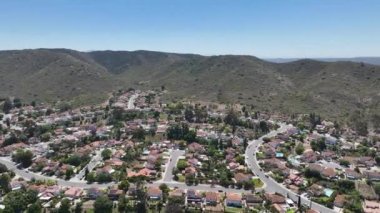 Amerika Birleşik Devletleri 'nin Kaliforniya eyaletinin San Diego ilçesinin banliyösündeki Poway şehrinin hava manzarası. Kurak mevsimde vadinin yanındaki evler