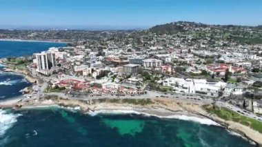 San Diego California 'daki La Jolla koyunun ve plajın havadan görüntüsü. ABD 'de seyahat hedefi